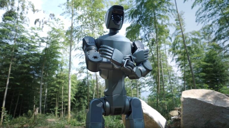 Deep Robotics představuje humanoidního robota schopného stabilního pohybu v exteriéru