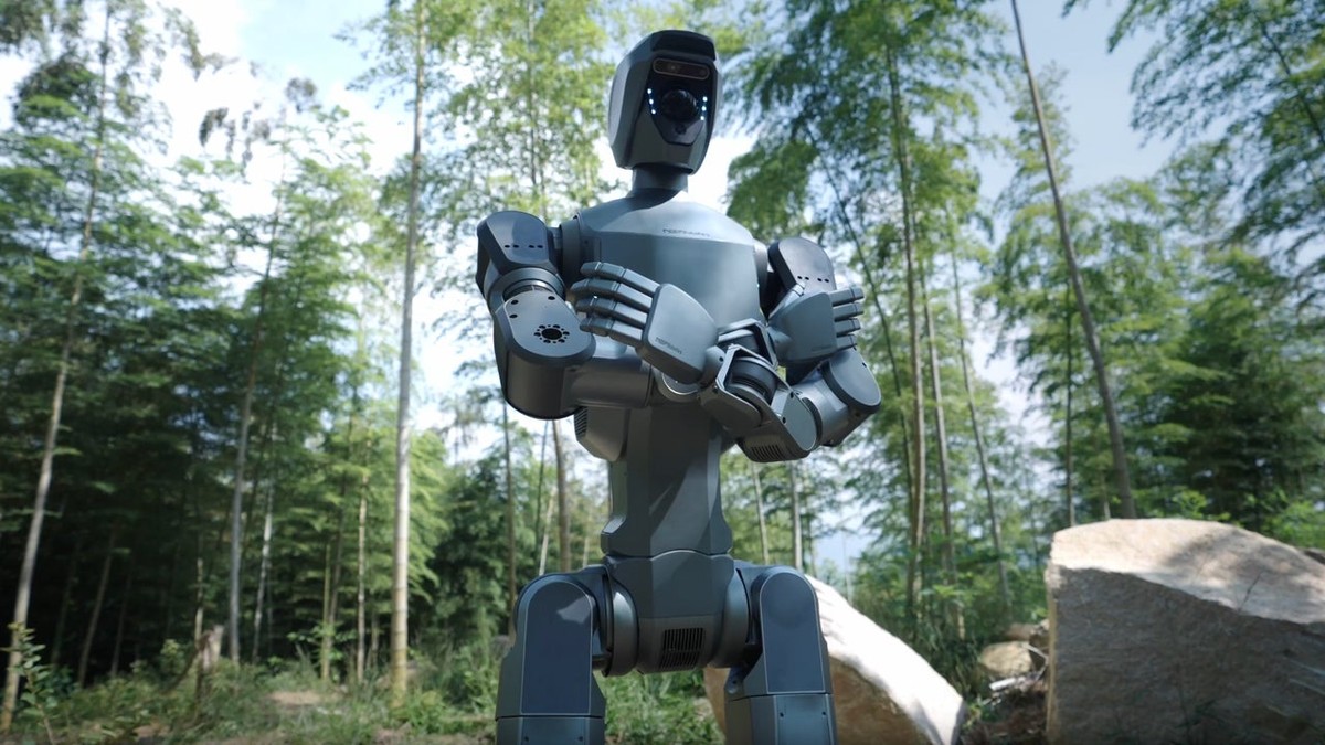 Deep Robotics představuje humanoidního robota schopného stabilního pohybu v exteriéru