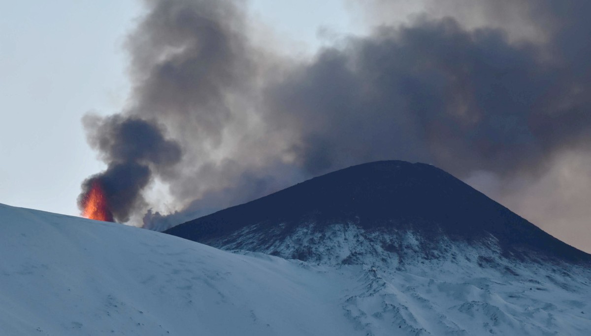 Etna v erupci, vyhlášení žlutého alarmu a zvláštní pozornost letiště v Catanii