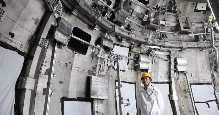 Odhalení vnitřního prostoru zařízení pro jadernou fúzi v Naká