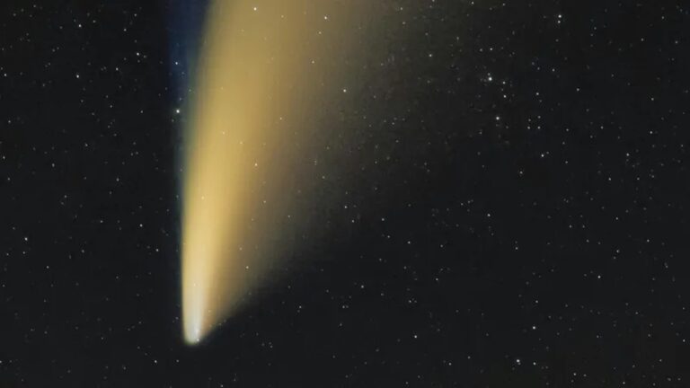 Tajemný objekt 3I/ATLAS začal zářit zlatem