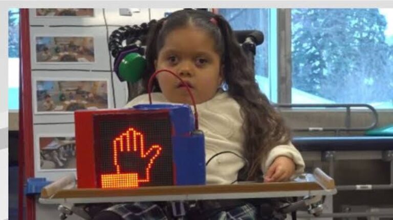 Tým robotiky v Moorhead vytvořil zařízení aktivované hlavou, které pomáhá prvňáčkovi zvednout ruku