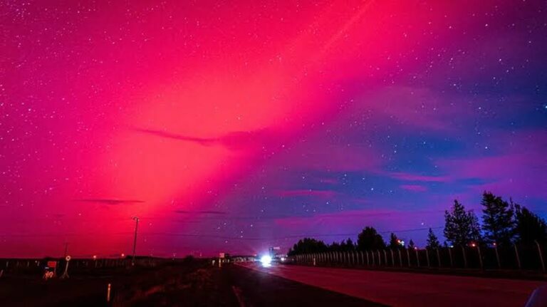 Úchvatná podívaná na Aurora Australis se blíží na obloze Austrálie
