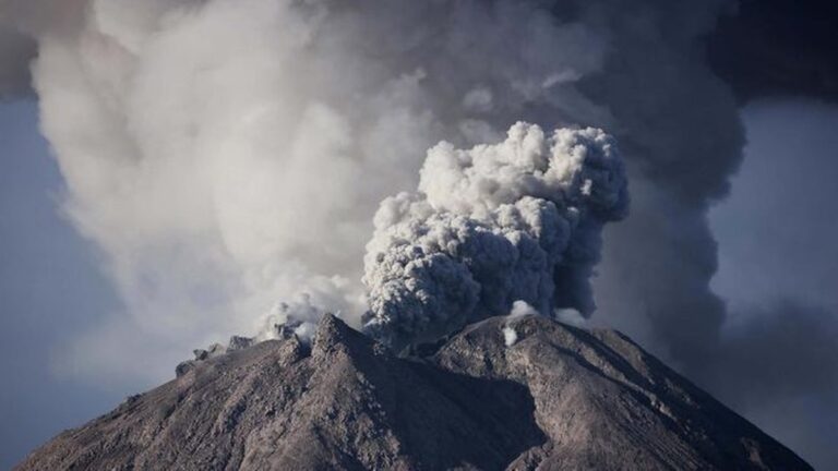Vulkanologie v Indonésii: Oživení a potenciální hrozby