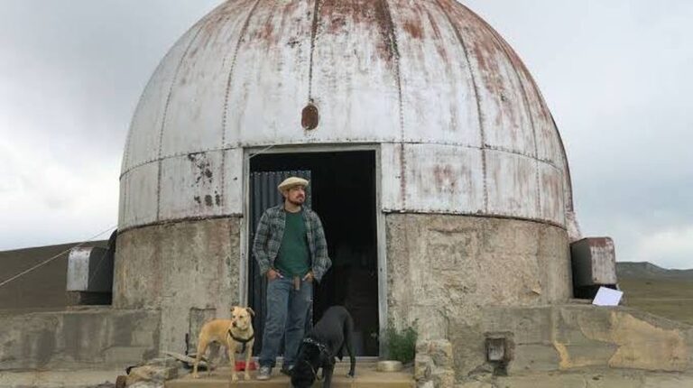 “Autoexilace”: Mladý muž žijící v opuštěné observatoři v Patagonii