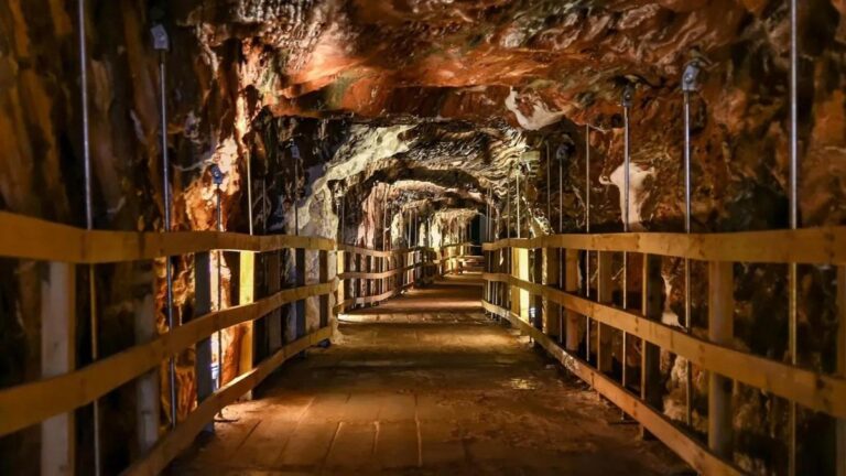 Hora na samotném vrcholu Katalánie: jedinečný jev v Evropě s palácem ze skla