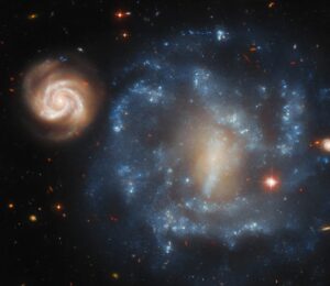 Kosmicá iluze: Galaxie Arp 4 v jednom z nejnovějších snímků Hubble