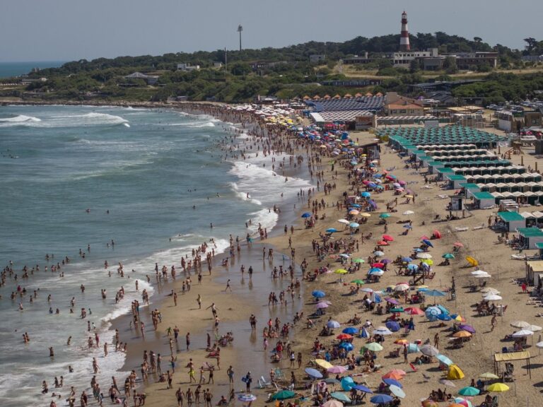 Letní sezóna v Mar del Plata: Teplota moře a ekonomické výzvy