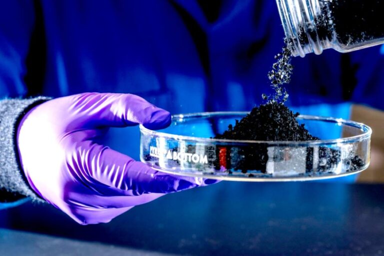 Nový výzkum odhaluje toxické chemikálie v umělém trávníku