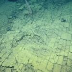 Objev starověkého dlažebního kamene na dně oceánu, který pravděpodobně vede do jiné dimenze