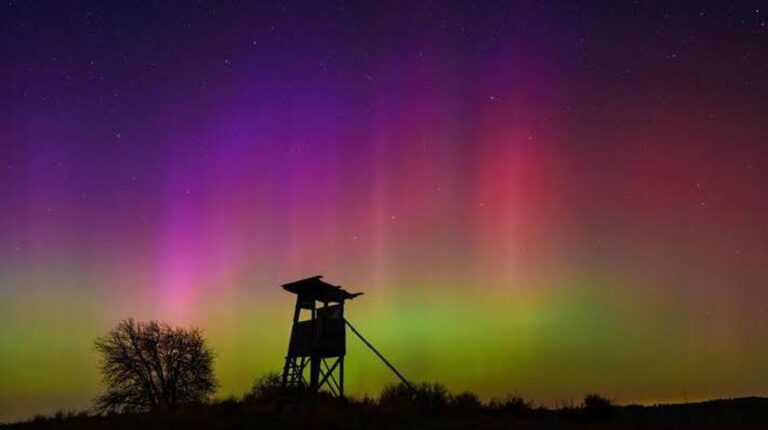 POLARLÍCHT: ÚCHVATNÉ NEBE NAD NĚMECKEM PO SLUNEČNÍM NÁPORU