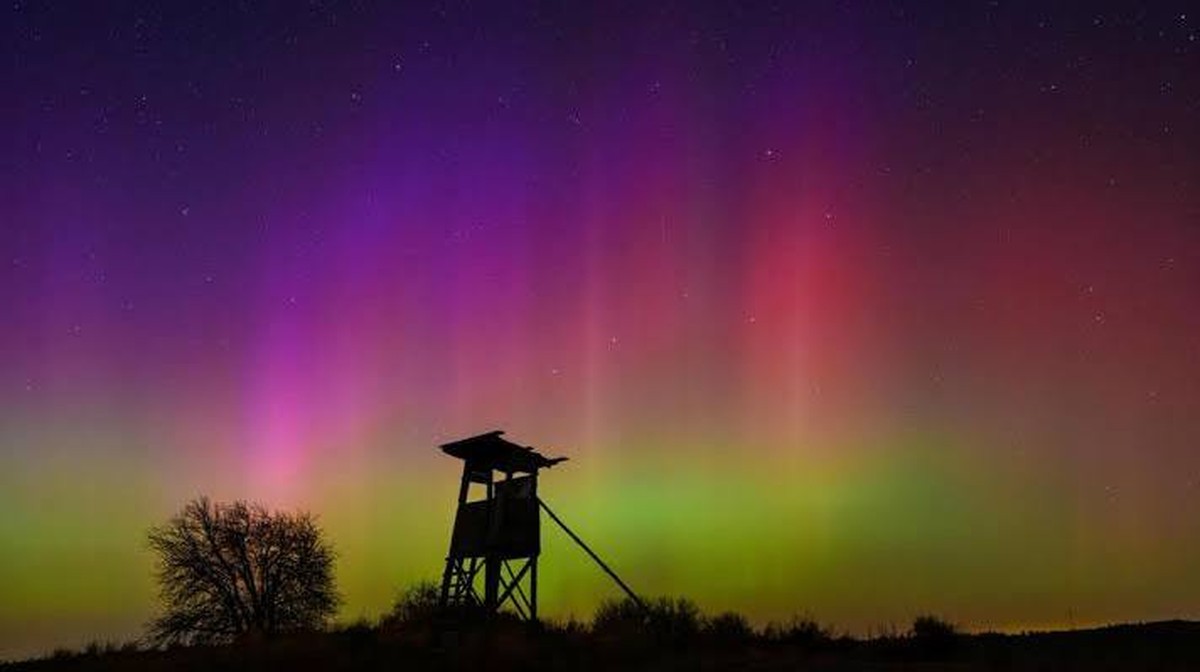 POLARLÍCHT: ÚCHVATNÉ NEBE NAD NĚMECKEM PO SLUNEČNÍM NÁPORU