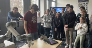 Projekt pro studenty na Cusanus-Gymnasium: Výzkum robotiky a její vliv na budoucnost