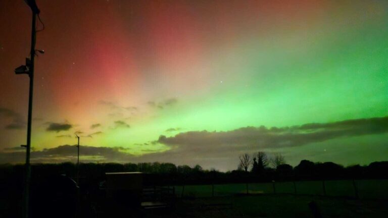 Severní světla osvětlují irskou oblohu