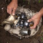 Vzdálený dotek: Jak lidé a roboti objevují skryté objekty pod pískem