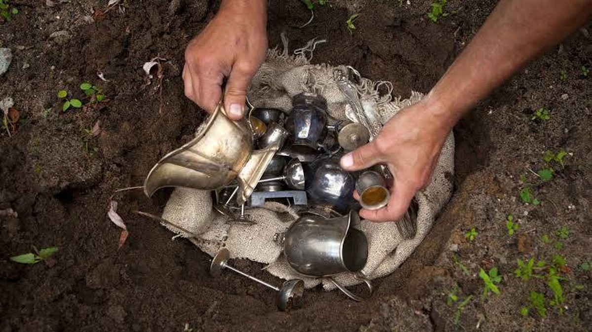 Vzdálený dotek: Jak lidé a roboti objevují skryté objekty pod pískem