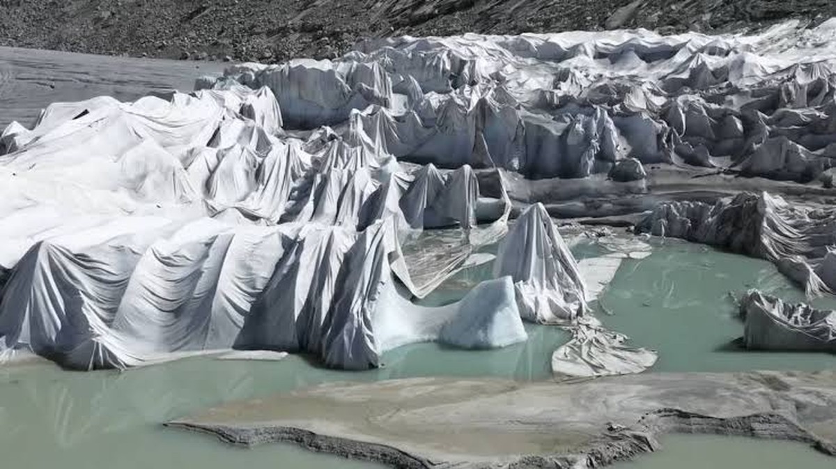 Zabránění roztávání ledovců: Čínské experimenty s obřími dekami