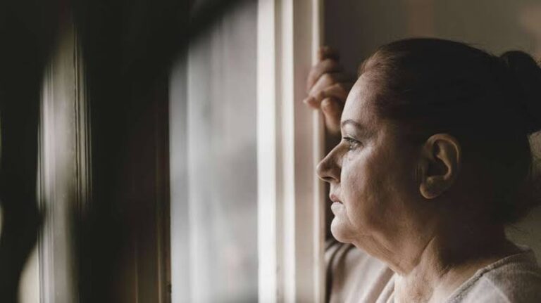 Zrychlení úbytku paměti ve stáří po dosažení prahové hodnoty