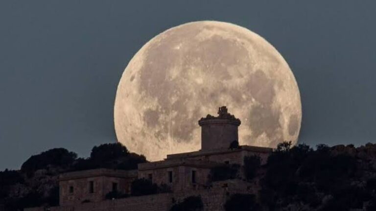 Úloha Měsíce Sněhu v Únorovém Nebi