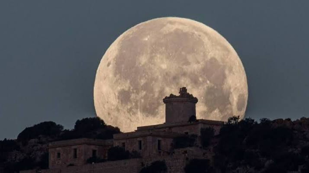 Úloha Měsíce Sněhu v Únorovém Nebi